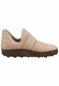 Růžová vycpaná nazouvací bota s texturovanou hnědou podrážkou s vlnitým okrajem. Vnitřek má měkkou podšívku pro pohodlí.