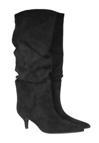 Botas negras de ante hasta la rodilla con diseño desestructurado, punta afilada y tacones kitten de 2 pulgadas, con un acabado suave y texturizado.