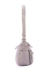 Borsa a tracolla in pelle grigia con una sola cinghia. Presenta tre tasche con cerniera e una finitura testurizzata. Forma compatta e arrotondata.