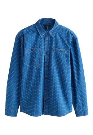 Chemise bleue à manches longues avec boutons, rayures blanches verticales subtiles et deux poches poitrine boutonnées, taille moyenne.