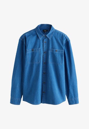 Chemise bleue à manches longues avec boutons, rayures blanches verticales subtiles et deux poches poitrine boutonnées, taille moyenne.