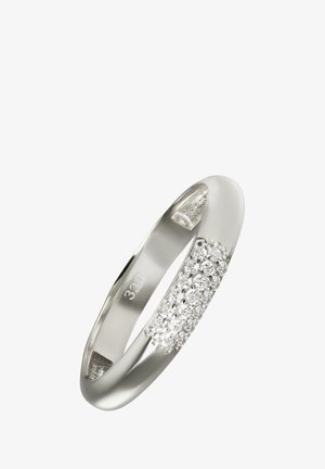 Bague en or blanc avec un anneau lisse et arrondi présentant une rangée de petits diamants blancs sertis dans une section texturée. Taille indiquée à l'intérieur.