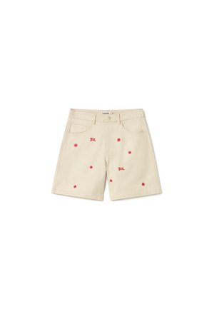 Beige denim shorts met rode geborduurde tekst "SOL" en sterrenpatronen, met een klassieke snit en standaard voorzakken.