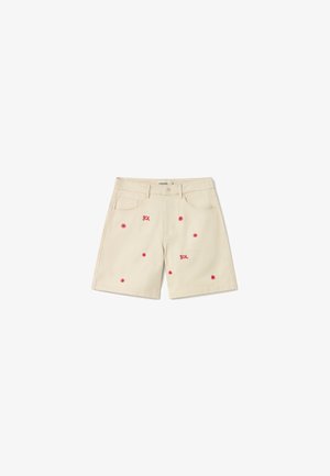 Shorts de mezclilla beige con bordado rojo con el texto "SOL" y patrones de estrellas, con un corte clásico y bolsillos frontales estándar.
