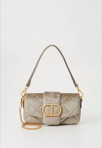 Grå quiltet stoffveske med gulldetaljer på spenne og kjettingrem, med avtagbar skulderrem og glatt tekstur.