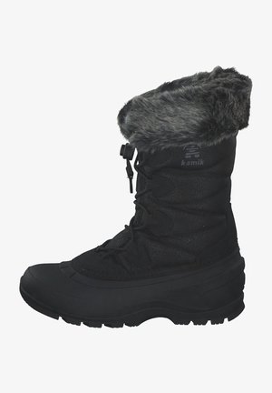 Botte d'hiver noire avec un revers en fausse fourrure, tige en nylon texturé, fermeture à lacets et semelle en caoutchouc pour une traction, conçue pour les temps froids.