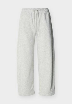 Gaiši pelēkas sporta bikses ar elastīgu jostu un auklu, taisnas kājas griezums, vienkāršs dizains.