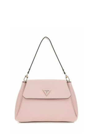 Sac à main Guess rose clair avec un logo triangulaire sur le rabat avant et une fine bandoulière noire.