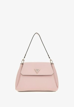 Sac à main Guess rose clair avec un logo triangulaire sur le rabat avant et une fine bandoulière noire.