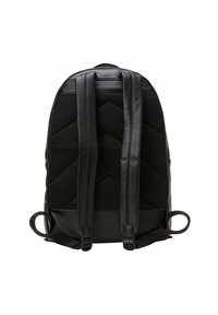 Zaino nero con base in pelle texturizzata, pannelli in rete e spallacci imbottiti e regolabili, dotato di un anello su un lato per una maggiore utilità.