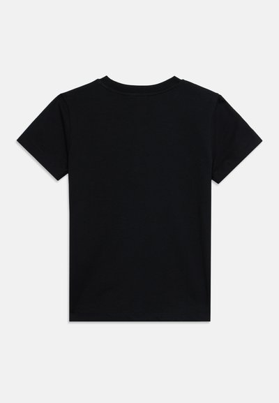 Μαύρο απλό κοντομάνικο T-shirt με στρογγυλή λαιμόκοψη, τοποθετημένο επίπεδα με την πίσω πλευρά προς τα επάνω σε ανοιχτό γκρι φόντο.