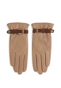 Læderhandsker i beige med en brun rem, der har en guldbuckle og prægede logo. Glat tekstur med en tætsiddende design og fire fingre.