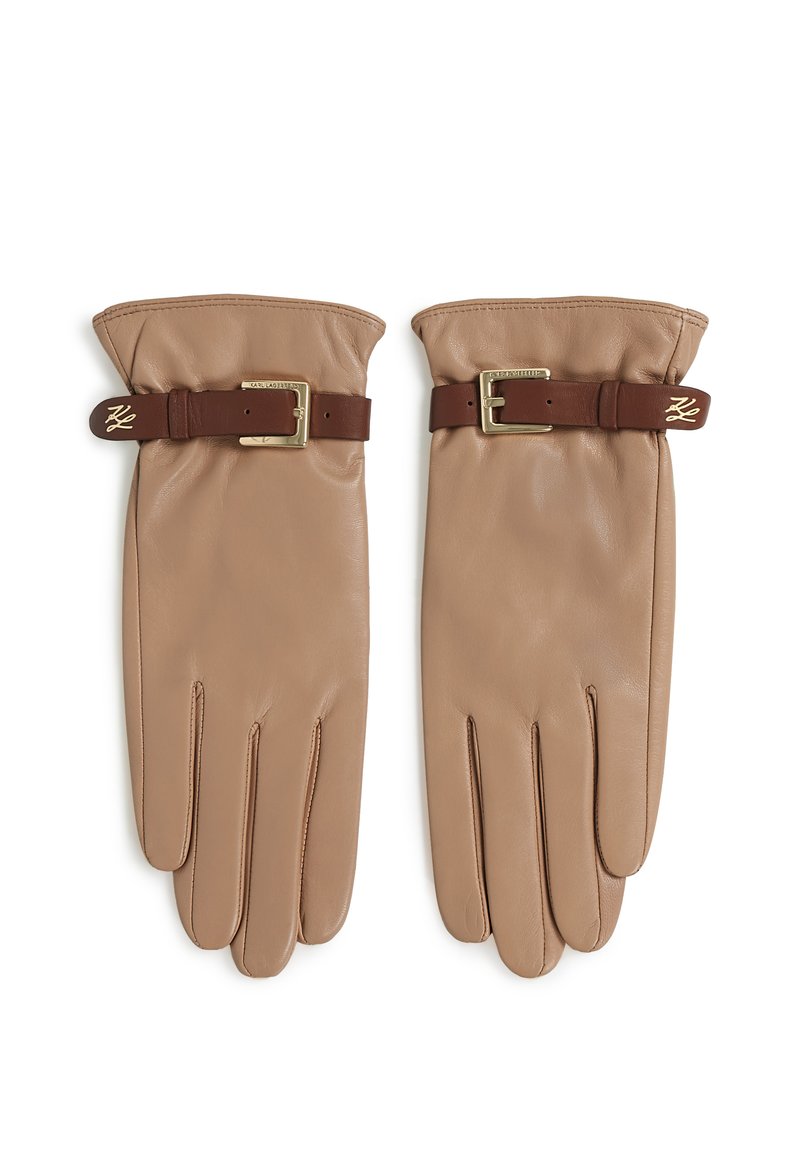 Læderhandsker i beige med en brun rem, der har en guldbuckle og prægede logo. Glat tekstur med en tætsiddende design og fire fingre.