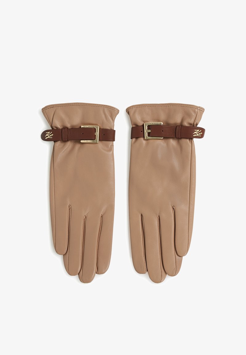 Læderhandsker i beige med en brun rem, der har en guldbuckle og prægede logo. Glat tekstur med en tætsiddende design og fire fingre.