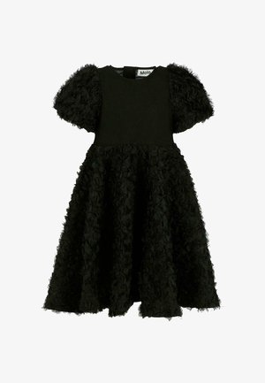Czarna sukienka z teksturowanymi, warstwowymi akcentami kwiatowymi na spódnicy, krótkimi bufkami i gładką górą. Elegancka, dopasowana sylwetka.