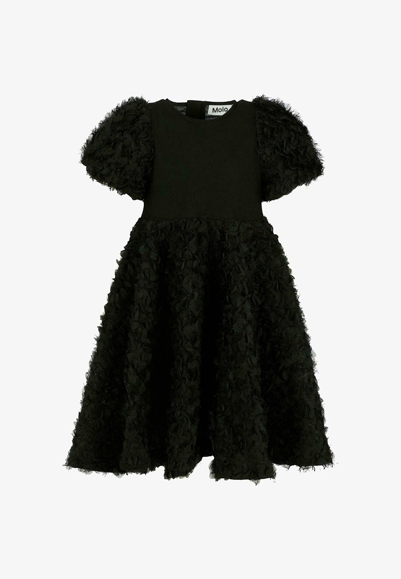 Czarna sukienka z teksturowanymi, warstwowymi akcentami kwiatowymi na spódnicy, krótkimi bufkami i gładką górą. Elegancka, dopasowana sylwetka.