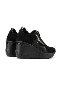 Sneakers neri a forma di cuneo, realizzati in una combinazione di suede e pelle verniciata, con una suola alta e una cerniera laterale per un facile accesso.