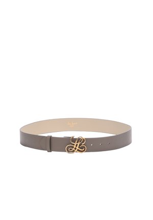 Taupe læderbælte med en gylden dekorativ spænde med et elegant sammenflettet dobbelt "L" design og tre justeringshuller.