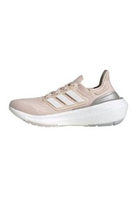 Scarpa da ginnastica rosa chiaro con tomaia in maglia, tre strisce bianche e una suola bianca ammortizzata con un accento argentato sul tallone.