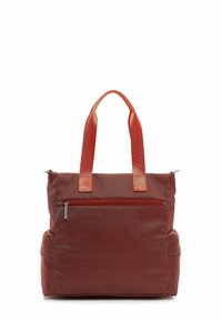 Sarkanas faktūras auduma iepirkumu soma ar divām rokturiem, tajā ir priekšējais rāvējslēdzēja kabata un stingra apakša. Materiāls izskatās izturīgs un viegls.