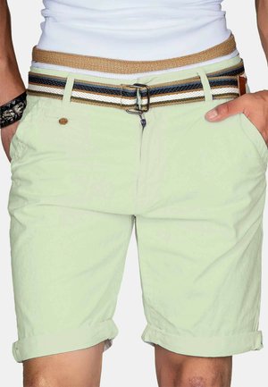 Hellgrüne Baumwollshorts mit aufgeschlagenen Säumen, ausgestattet mit einem silbernen Metallreißverschluss und einem mehrfarbigen gewebten Gürtel mit goldenem Akzent.