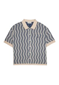 Cămașă cu mâneci scurte, cu guler, având un model ondulat albastru și crem, dintr-un material tricotat texturat, și o singură buzunar pe piept cu nasturi.