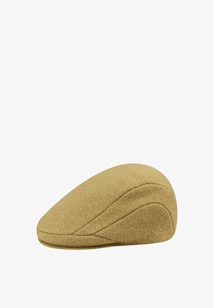 Cappello piatto in lana di colore giallo senape, con forma arrotondata, texture liscia e delicate cuciture sui lati.