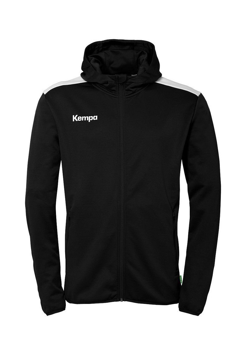 Zwarte hoodie met ritssluiting, gemaakt van gladde stof. Heeft witte schouderaccenten en een logo op de borst.