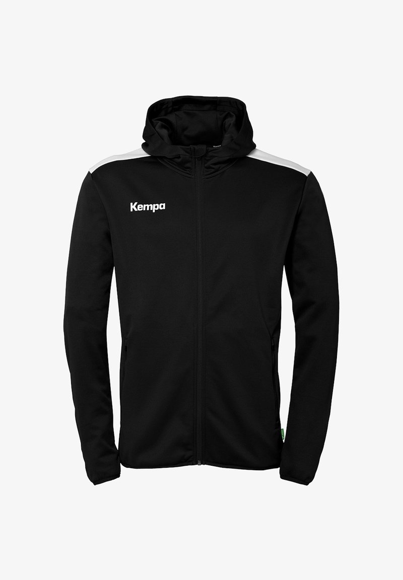 Zwarte hoodie met ritssluiting, gemaakt van gladde stof. Heeft witte schouderaccenten en een logo op de borst.