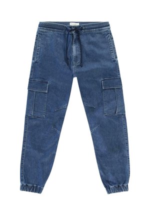 Blauwe denim cargo broek met een elastische tailleband met trekkoord, meerdere zijzakken en elastische boorden bij de enkels.