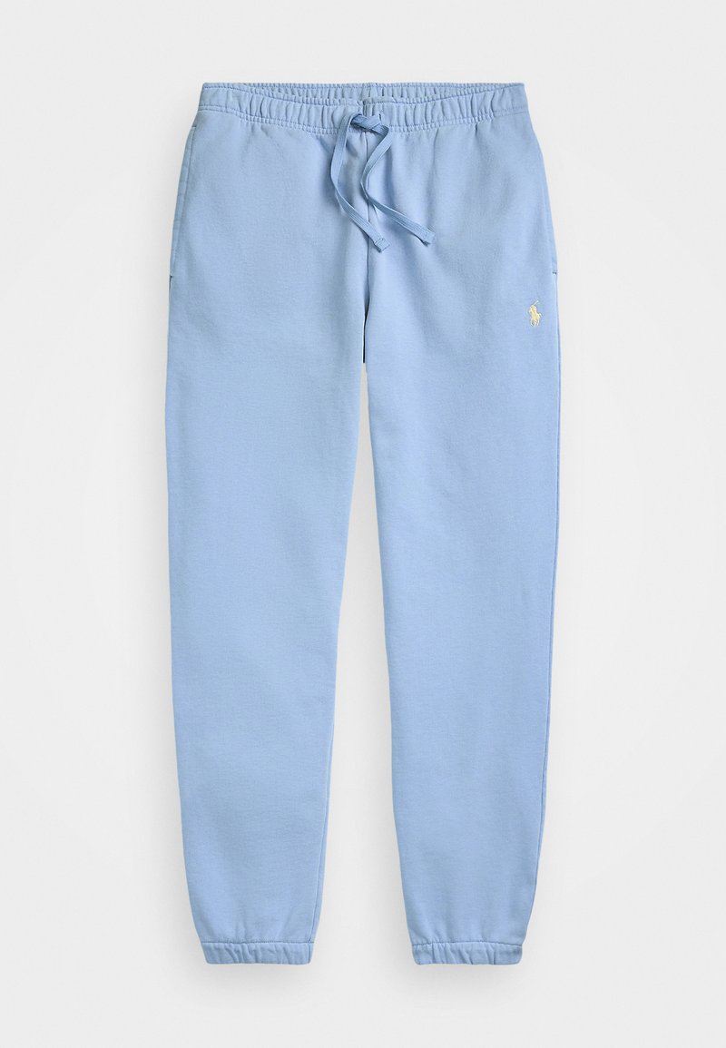 Un pantalon de survêtement bleu clair en tissu doux, présentant une ceinture élastique avec un cordon de serrage, des ourlets côtelés au niveau des chevilles et un petit accent de logo.