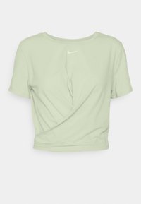 Helles grünes T-Shirt mit kurzen Ärmeln, aus weichem Stoff gefertigt, mit einem Drehdetail an der Vorderseite und einem weißen Nike-Logo in der Nähe des Kragens.