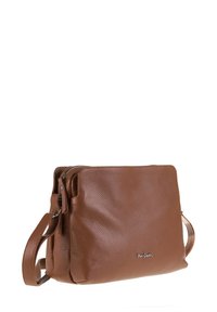Borsa a tracolla in pelle marrone con texture a grana, chiusura con zip, tracolla regolabile e piccolo dettaglio del logo sulla parte anteriore.