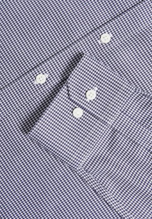 Camisa de cuadros azul y blanca con tejido texturizado, cuello clásico y botones de plástico blanco con un patrón contrastante.