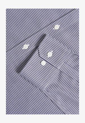 Košile na zapínání s modro-bílým kostkovaným vzorem, vyrobená z texturované látky, s klasickým límcem a bílými plastovými knoflíky s kontrastním vzorem.