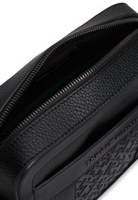 Tommy Hilfiger CENTRAL MONO REPORTER - Bandolera - black