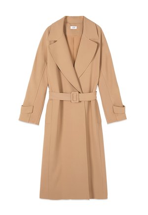 Abrigo trench largo beige con solapas anchas, cintura con cinturón y correas en los puños, mostrado extendido sobre un fondo blanco.