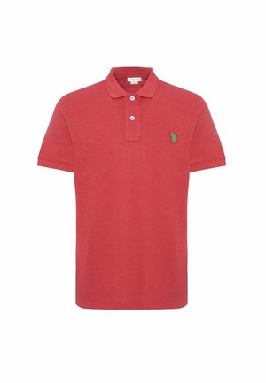 Polo shirt in cotone rosso con maniche corte, colletto, patta con due bottoni e un piccolo logo verde sul lato sinistro del petto. Texture liscia.