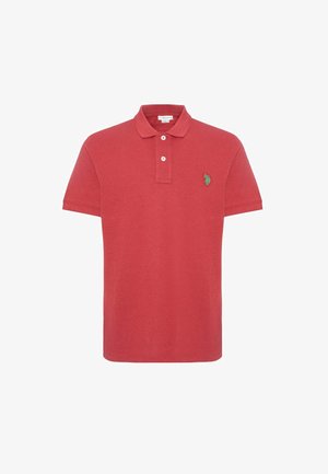 Polo shirt in cotone rosso con maniche corte, colletto, patta con due bottoni e un piccolo logo verde sul lato sinistro del petto. Texture liscia.