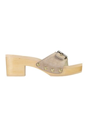 Zoccolo beige in camoscio con punta aperta, tacco a blocco in legno, cinturino regolabile con fibbia e borchie tonde dorate lungo il lato.