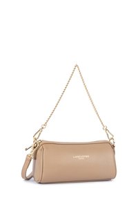 Sac à main cylindrique en cuir beige avec une chaîne en or, fermeture éclair et logo "Lancaster Paris" à l'avant.