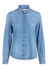 Camicia di denim blu chiaro con chiusura a bottoni, colletto classico, maniche lunghe e sottili sbiaditure. Presenta bottoni argentati e orlo arrotondato.