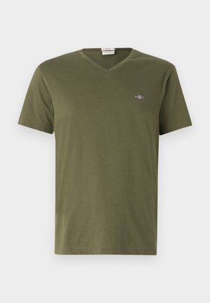 Olivgrünes T-Shirt aus weichem Baumwollmaterial mit einem V-Ausschnitt, kurzen Ärmeln und einem kleinen Grafiklogo auf der oberen linken Brust.