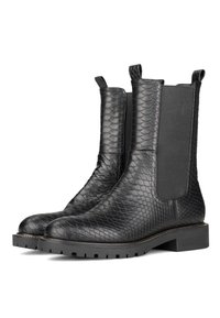 Botas Chelsea negras hechas de cuero texturizado con un patrón de escamas, paneles laterales elásticos y una suela de goma gruesa. Costuras de acento en la base.