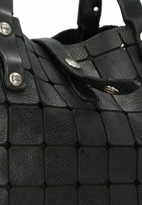 Bolso de mano de cuero negro con una superficie texturizada que presenta un patrón de cuadrícula. Acentuado con herrajes metálicos plateados y asas resistentes.
