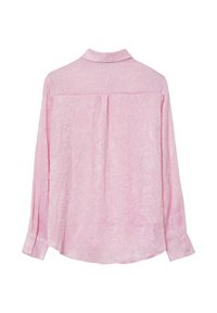 Camicia rosa a maniche lunghe realizzata in tessuto testurizzato, con colletto a punta, piega sul retro e polsini con bottoni.