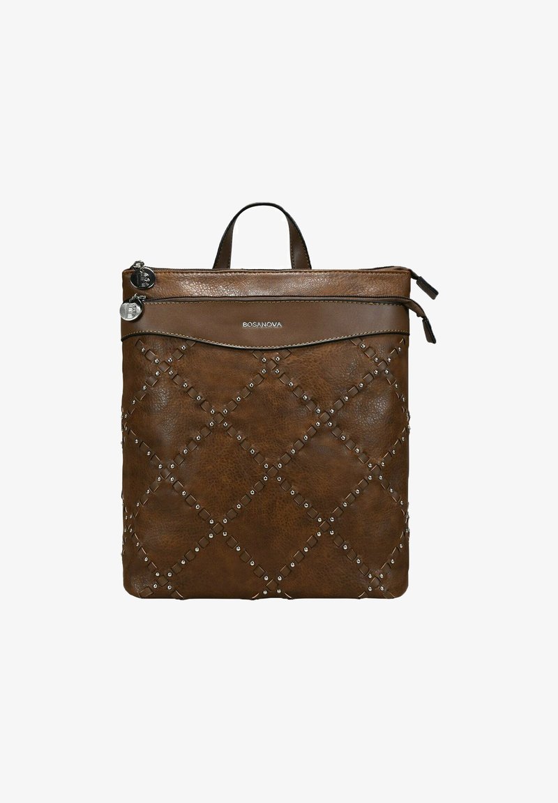 Bolso de cuero marrón con un patrón de diamantes, acentos de tachuelas y cremalleras dobles en la parte superior. Cuenta con un asa superior para llevar.
