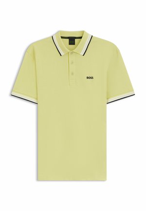 Svetložlté polo tričko s krátkym rukávom, čiernym a bielym pruhovaným golierom a lemami rukávov, s malým logom "BOSS" na hrudi.