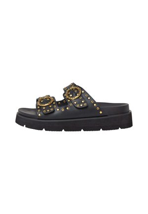 Sort slidesandal med tyk sål, to justerbare stropper med guldbukser og gulddetaljer med nitter.
