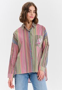 Pasiasta koszula z długim rękawem w intensywnych kolorach, w tym różowym, zielonym i niebieskim, z przednią kieszenią z haftowanym wzorem.